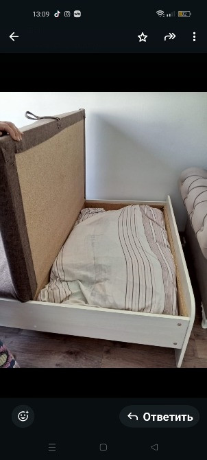 Матрас астындағы кеңістікке қол жеткізу үшін көтерілген бөлігі бар төсек