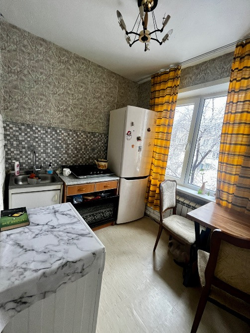 Халал мәртебесі, әдемі қабырғалар фонында тоңазытқыш пен плитаны қамтитын ас үйдің функционалдық жоспары.