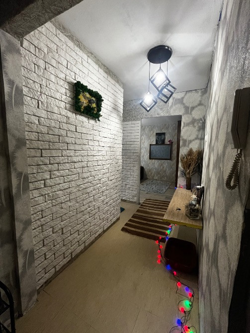 Жағымды атмосфераға толы өткел, мерекелік гирляндамен безендірілген