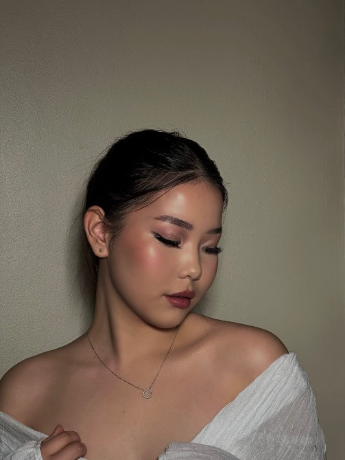 Девушка в обнажённом верхе с макияжем и натуральным фоном