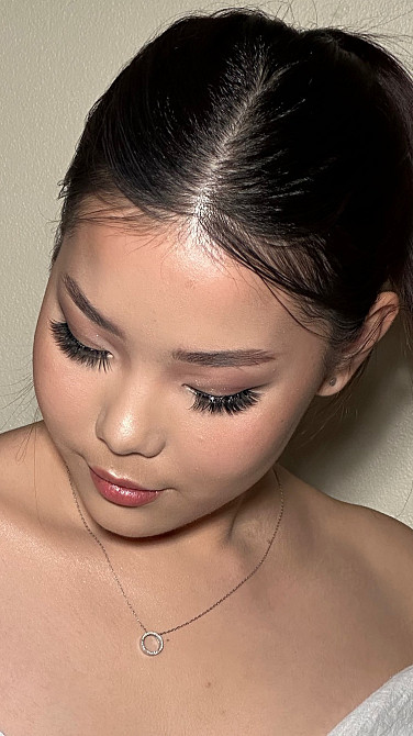 Девушка с макияжем и украшением на шее