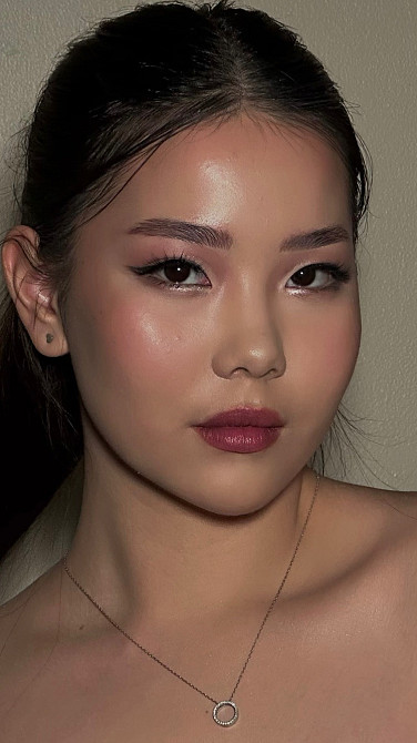 Портрет девушки с выразительным макияжем и серьгами