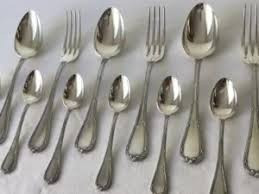 разнообразие столовых приборов на белом фоне