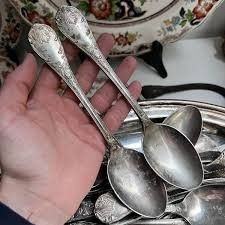 серебряные ложки в руке
