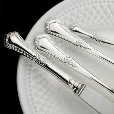 детали ложек на тарелке