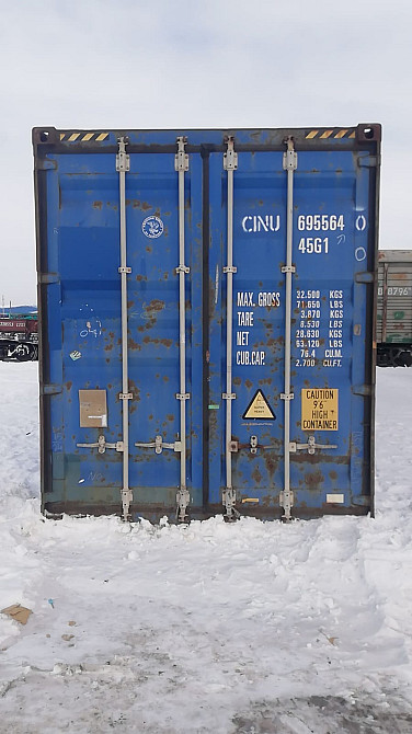 Контейнер синий, вид спереди, снег