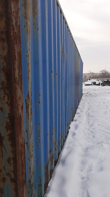 Боковой вид контейнера, снег