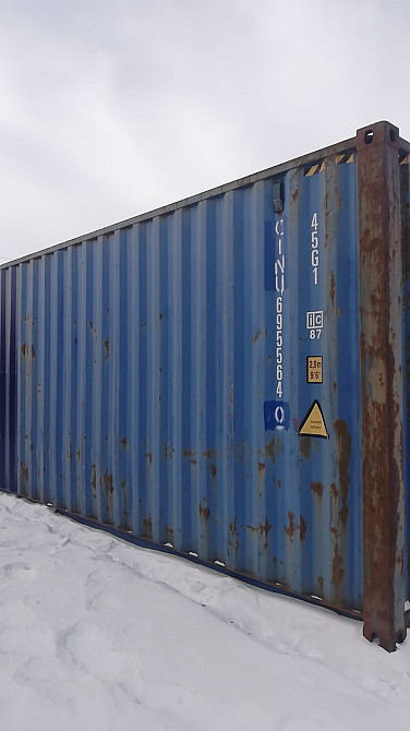 Контейнер синий, боковой вид, снег
