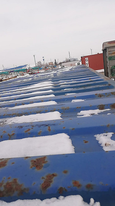 Вид сверху на контейнер, покрыт снегом