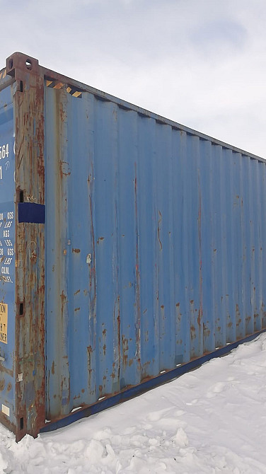 Контейнер синий, боковой вид, снег