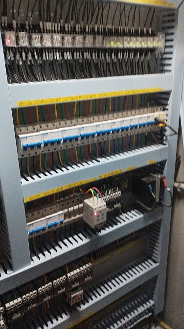 Басқару панелі көптеген қосылыстар мен релеалармен