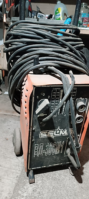 Сварочный аппарат с множеством кабелей, орналасқан жұмыс орнында