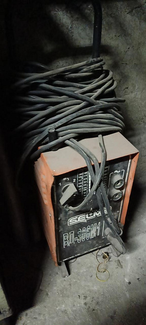 Сварочный аппарат с намотанным кабелем