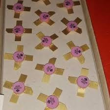 Набор радиодеталей на подложке с золотыми контактами