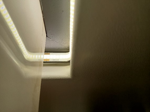 Бөлменің бұрышында, қабырғаға жасырулы жарық