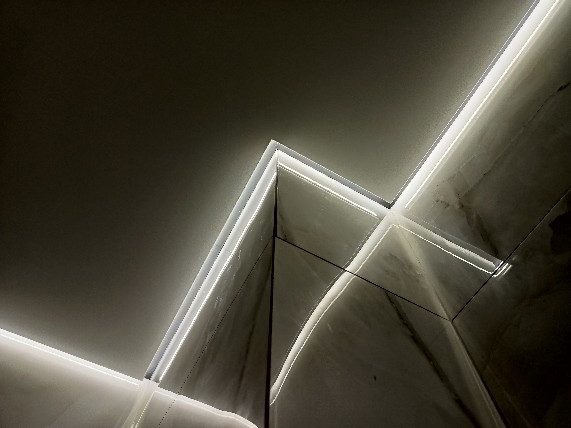 Жарық инсталляциясы төбеде жолақтармен