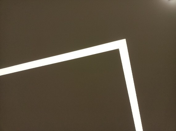 Төбеде бұрыш түрінде жарық жолақ