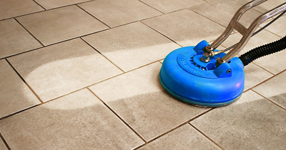 процесс чистки плитки с помощью rotodata на поверхности, демонстрирующий эффективность уборки