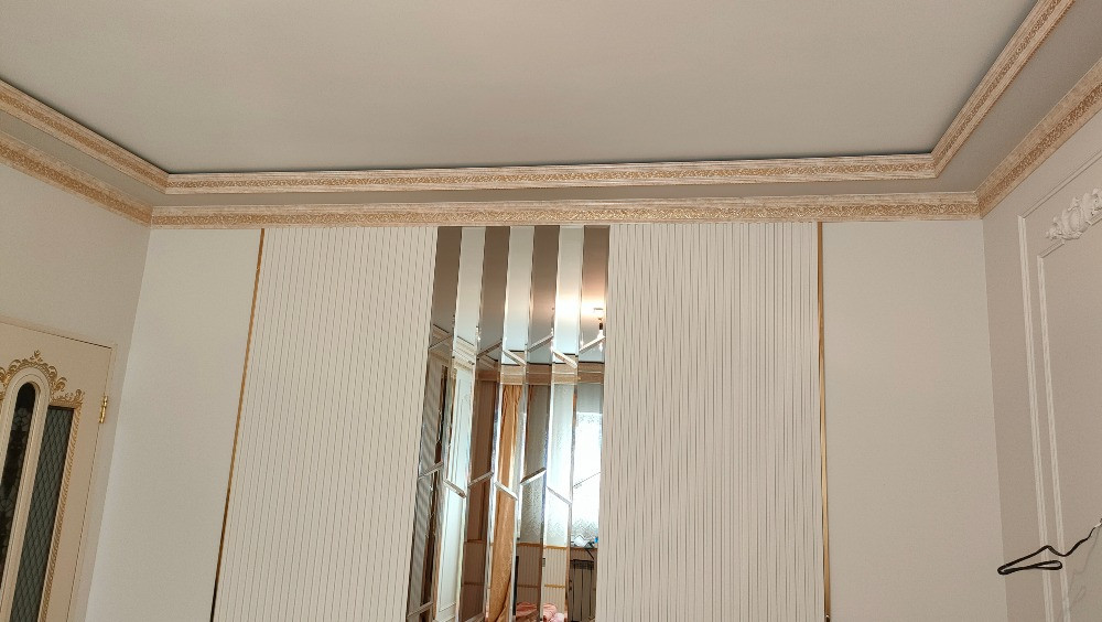 Декоративті жалюзилер мен айнамен безендірілген төбе