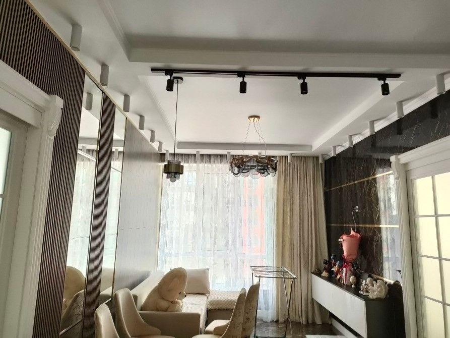 Заманауи интерьер жарықтандыру және текстильмен