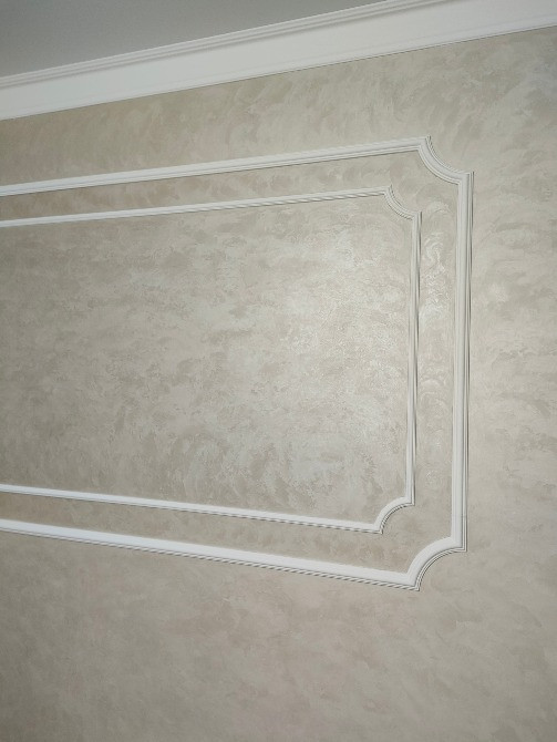 Текстуралы әрлеумен рельефті фризі бар қабырға