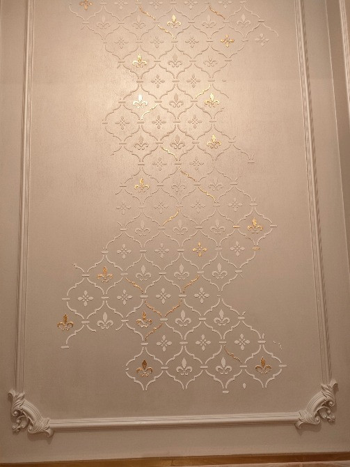 Алтын элементтерімен әсемделген қабырға