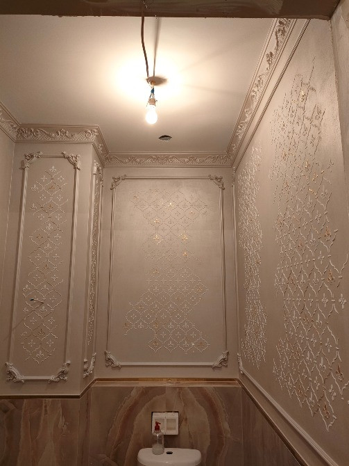 Рельефті әрлеу мен жарықтандырумен безендірілген санитарлық торап