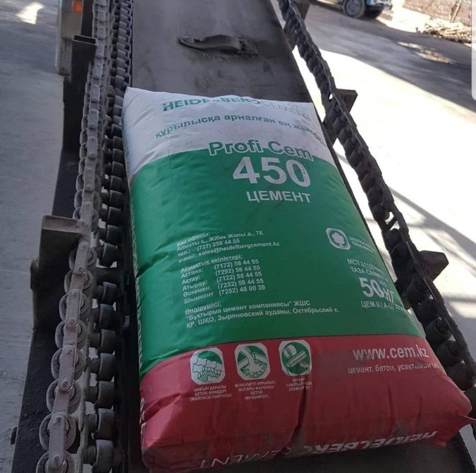 Мешок цемента Profi-Cem 450 на конвейерной ленте