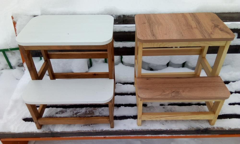 Екі ағаш үстел мен саты, бірі ақ және қоңыр үстімен, екіншісі жеңіл ағаштан қар үстінде