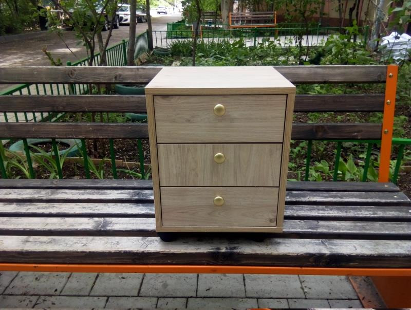 Жарық тумбочка үш жәшігімен