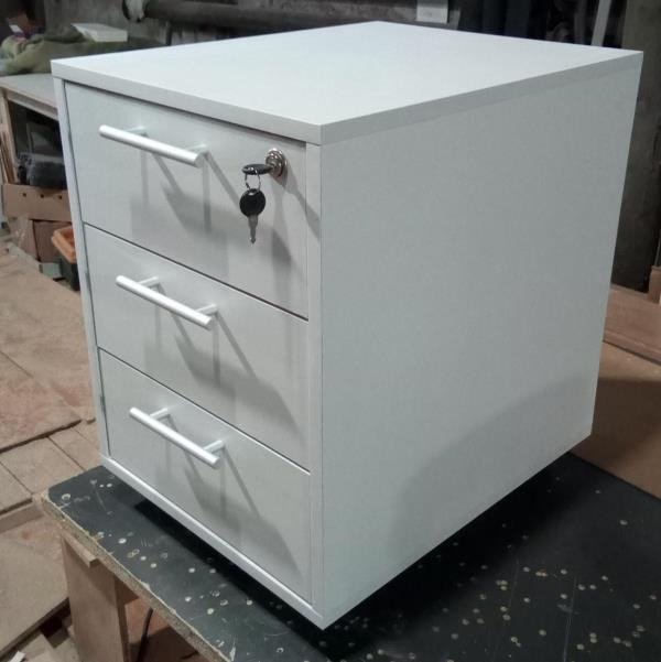 Ақ тумбочка үш жәшігі мен құлпымен