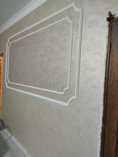 Стена с рамкой в тонком оформлении