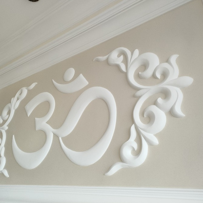 Декор выполненный в виде знака Ом