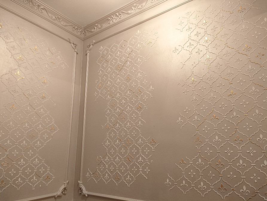 Декорированная стенка с узором на гипсовой штукатурке
