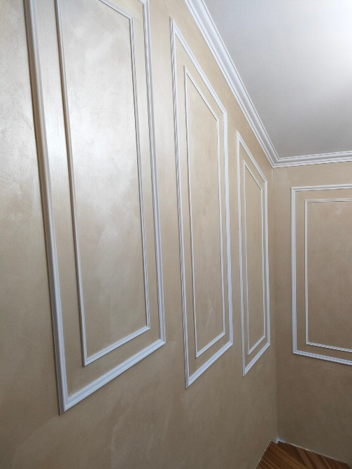 Қабырғаларды өңдеуге назар аударатын жайлы интерьер