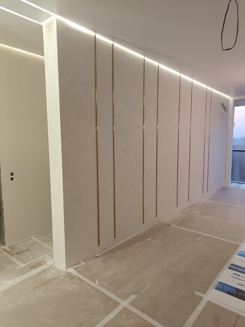 Заманай интерьер қабырғаларда жарықпен