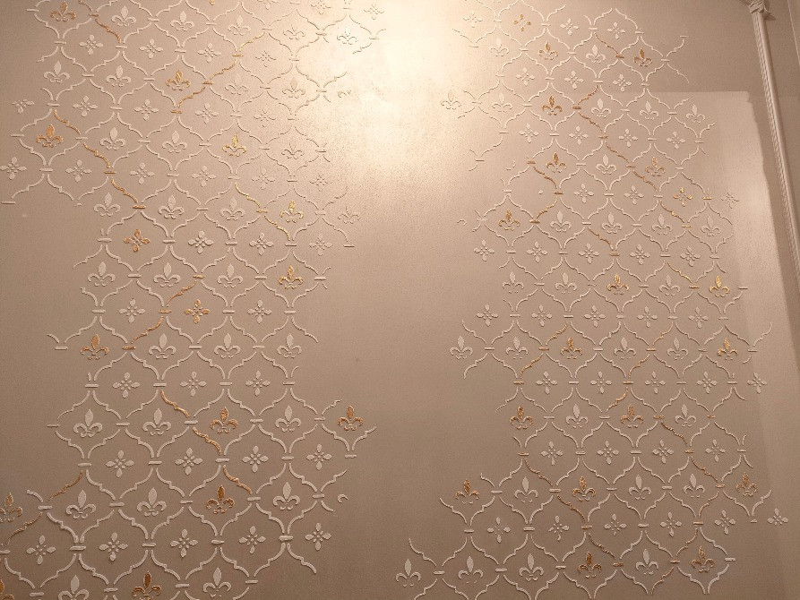 Суреттермен безендірілген декоративті қабырға