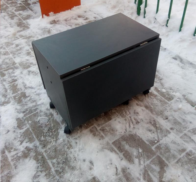 Қар үстіндегі қара үстел дөңгелектерімен