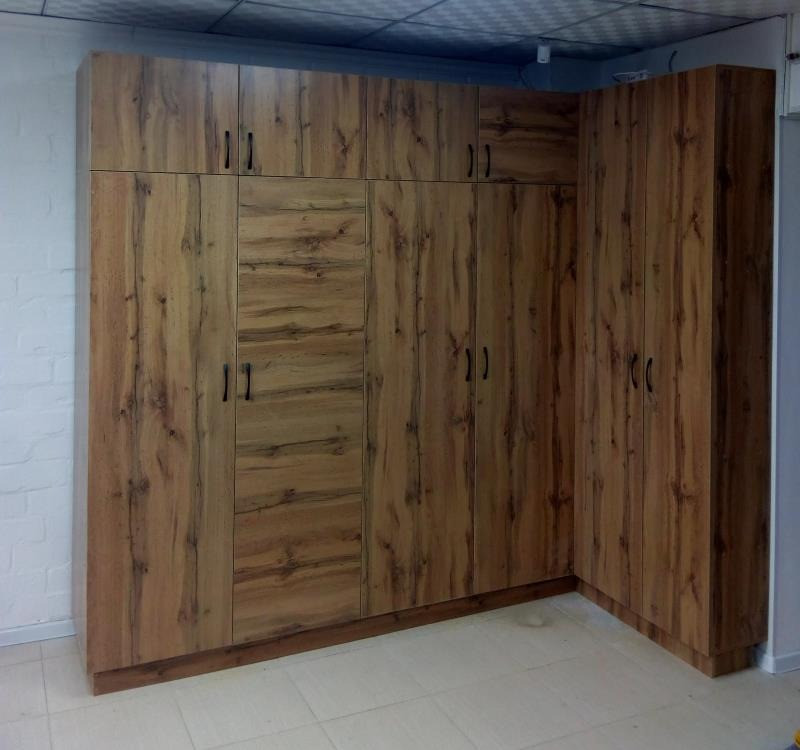 Шкаф с дверцами из дерева коричневого цвета с множеством секций хранения