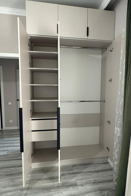 Открытый светлый шкаф с полками и ящиком