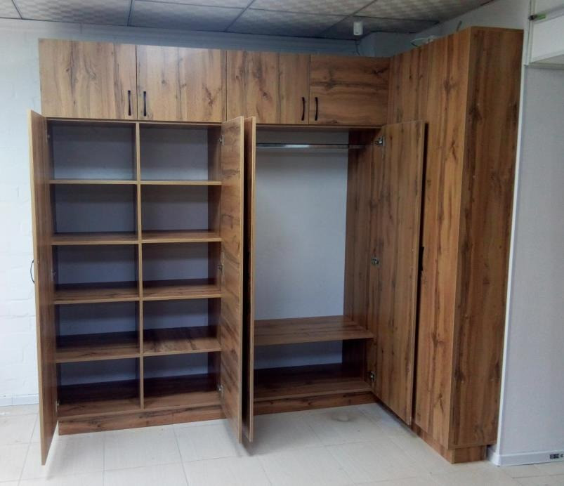 Открытый шкаф с полками и вешалкой, выполненный в коричневом цвете