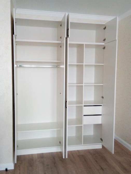 Открытый белый шкаф с полками и ящиком для хранения