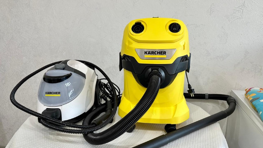 Столда екі Karcher шаңсорғышы