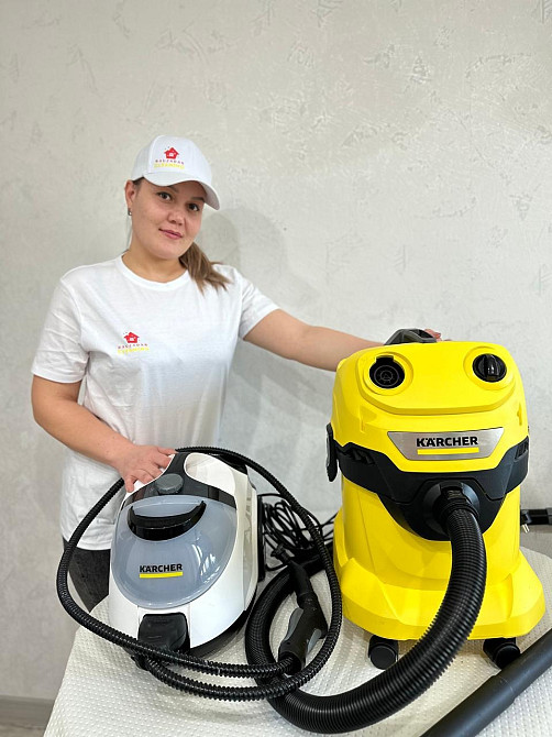 Karcher маркалы бу және кәдімгі шаңсорғышы бар қыз