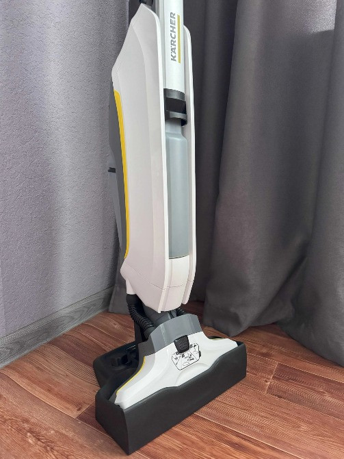 Пылесос с видимыми деталями, серый и желтый акценты