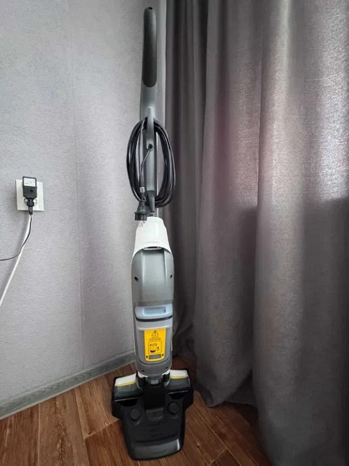 Пылесос в вертикальном положении с проводом