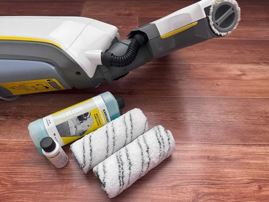 Комплект, включающий пылесос, химикаты и ролики для уборки