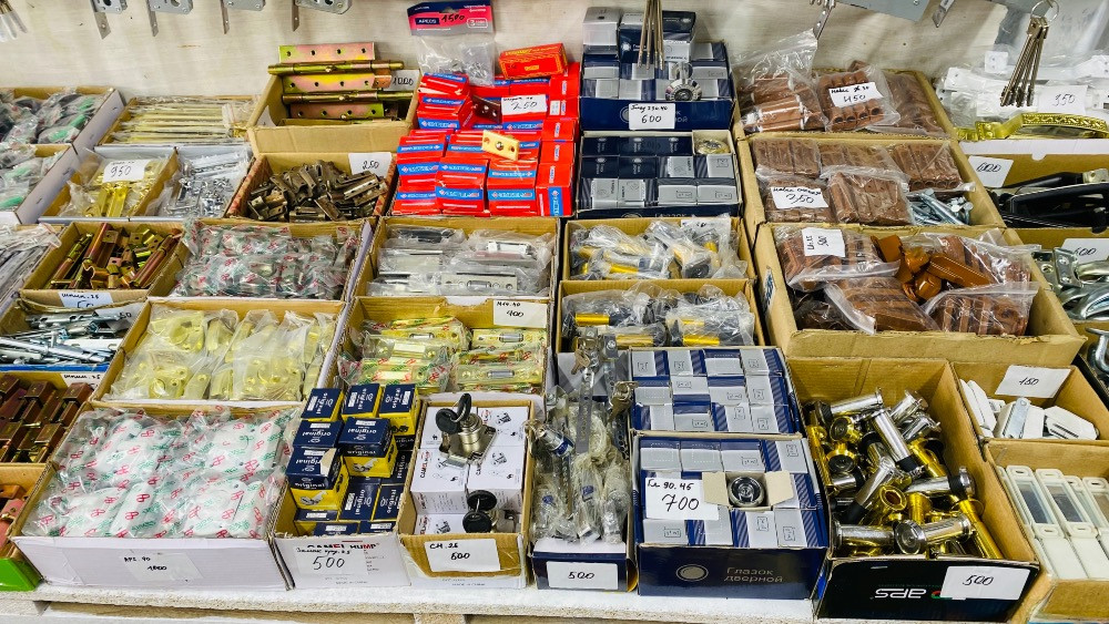 Ассортимент крепежа и замков