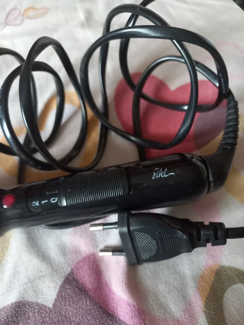 Близкий план на шнур и переключатели утюга для волос