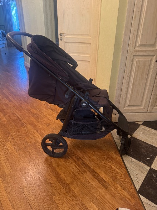 коляска сбоку на деревянном полу